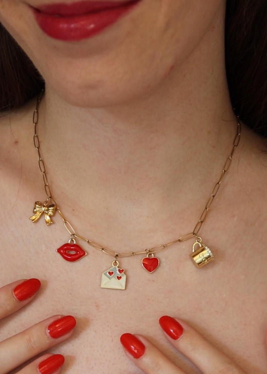 Set bijoux "Sabrina" : collier à charms, boucles d'oreilles et tatouage éphémère bisous