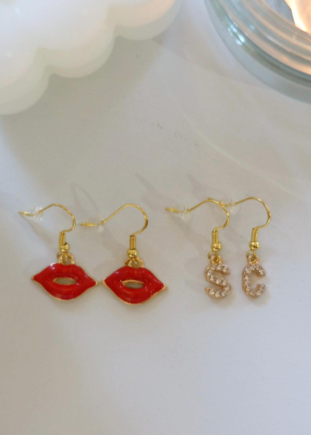 Set bijoux "Sabrina" : collier à charms, boucles d'oreilles et tatouage éphémère bisous