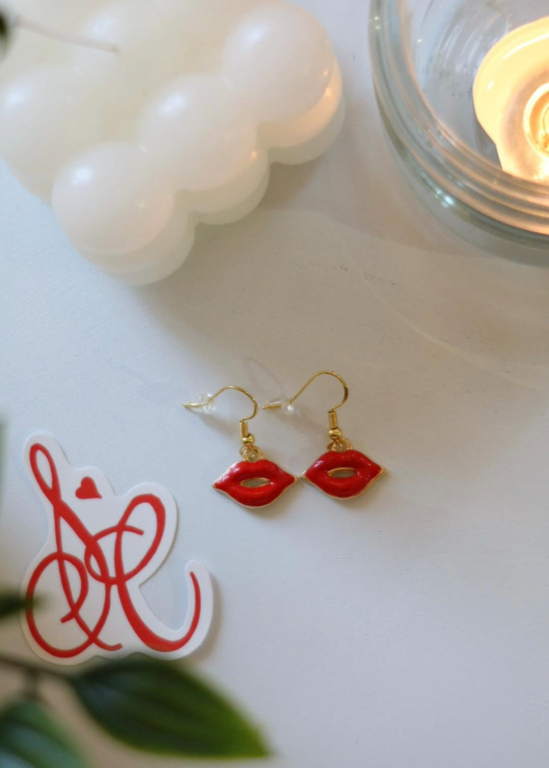 Set bijoux "Sabrina" : collier à charms, boucles d'oreilles et tatouage éphémère bisous