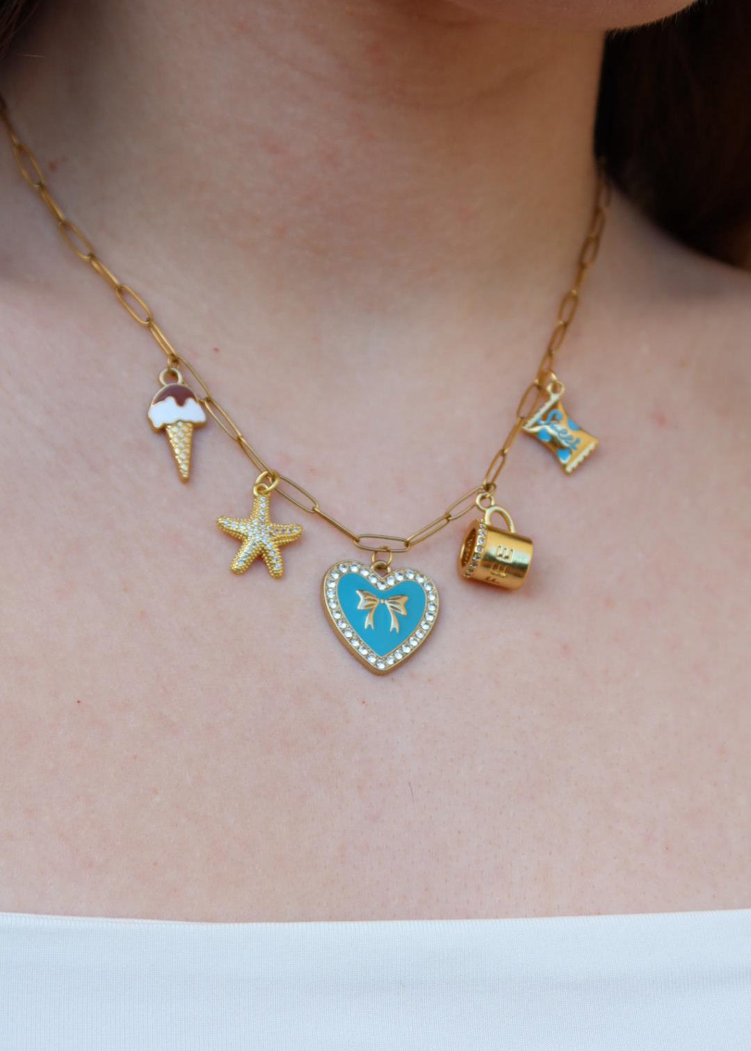 Set bijoux "Espresso" : collier à charms, boucles d'oreilles et tatouage éphémère bisous