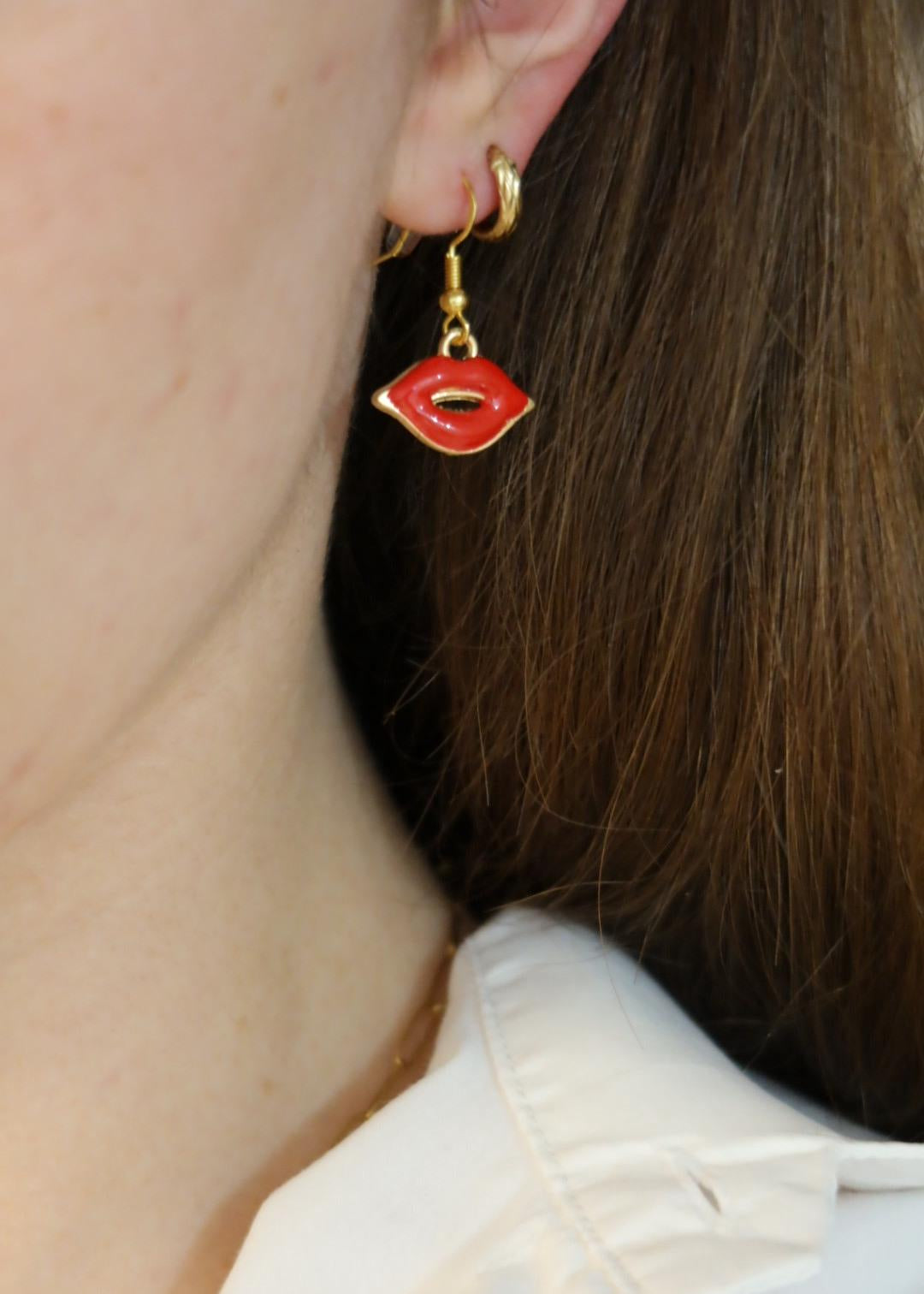 Set bijoux "Sabrina" : collier à charms, boucles d'oreilles et tatouage éphémère bisous