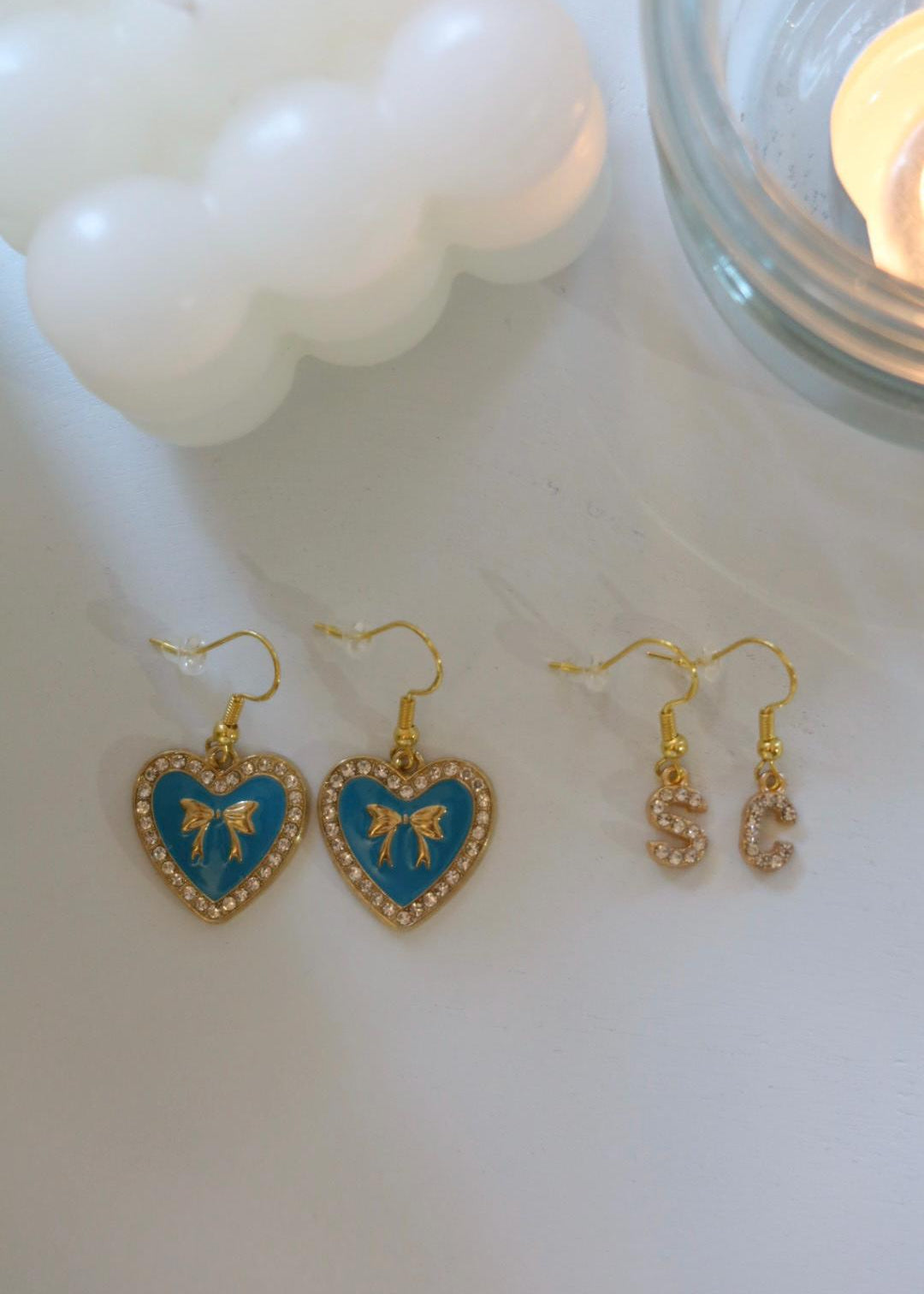 Set bijoux "Espresso" : collier à charms, boucles d'oreilles et tatouage éphémère bisous