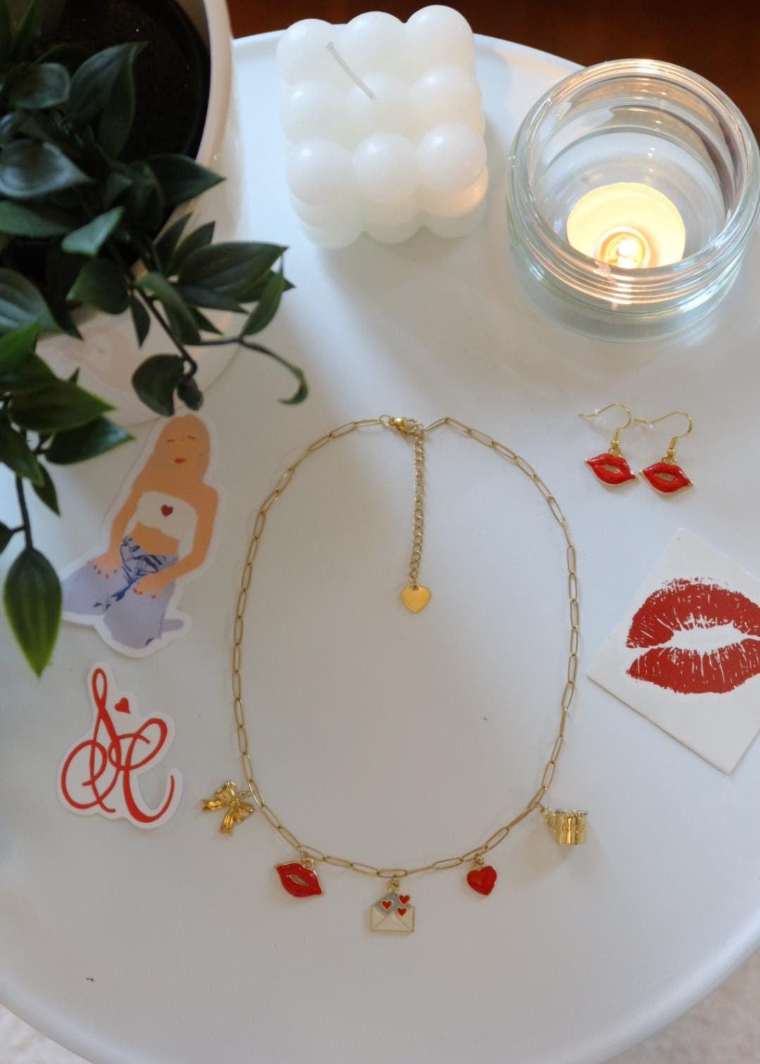 Set bijoux "Sabrina" : collier à charms, boucles d'oreilles et tatouage éphémère bisous