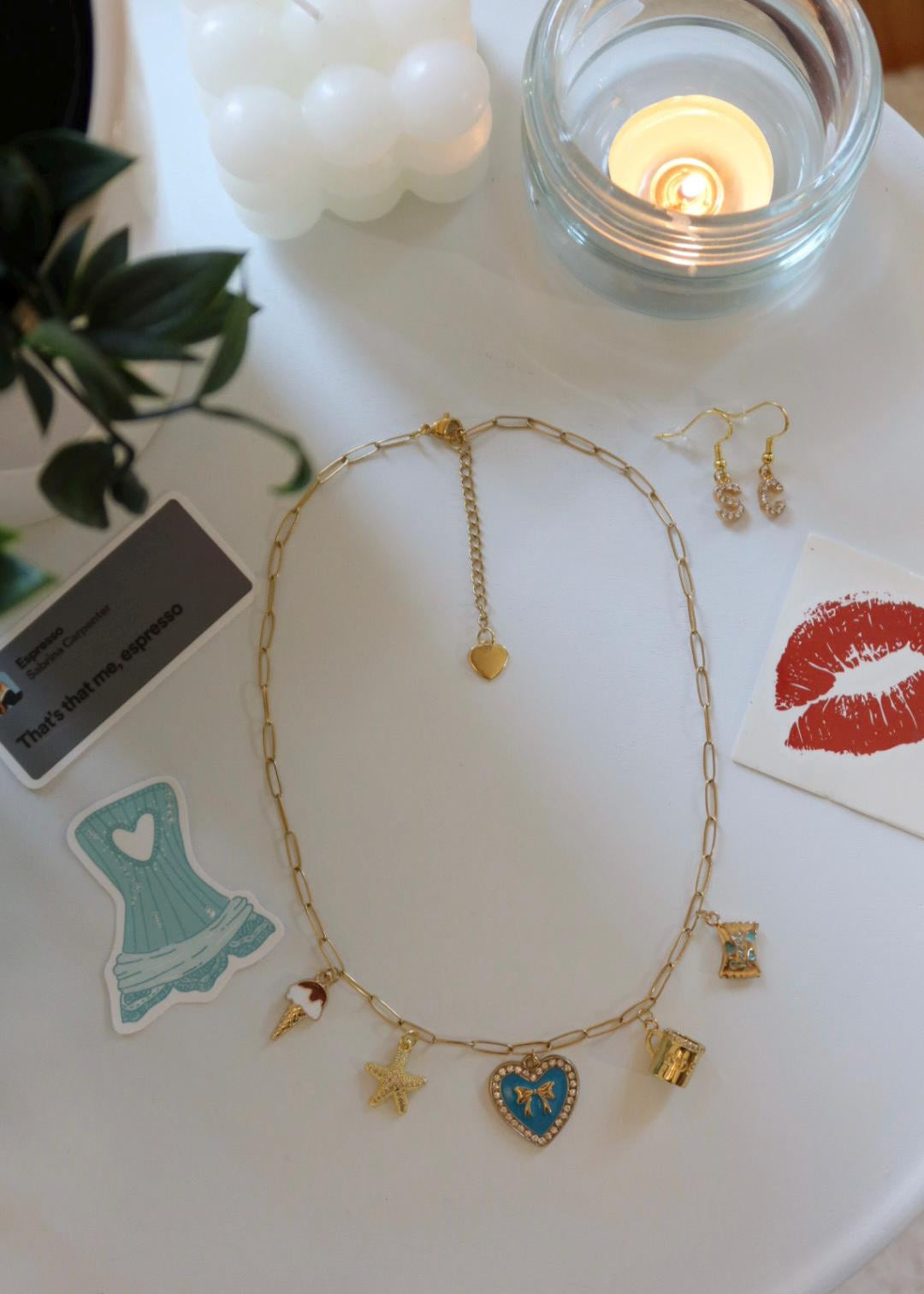 Set bijoux "Espresso" : collier à charms, boucles d'oreilles et tatouage éphémère bisous