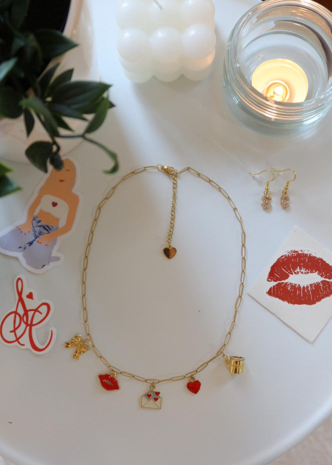 Set bijoux "Sabrina" : collier à charms, boucles d'oreilles et tatouage éphémère bisous