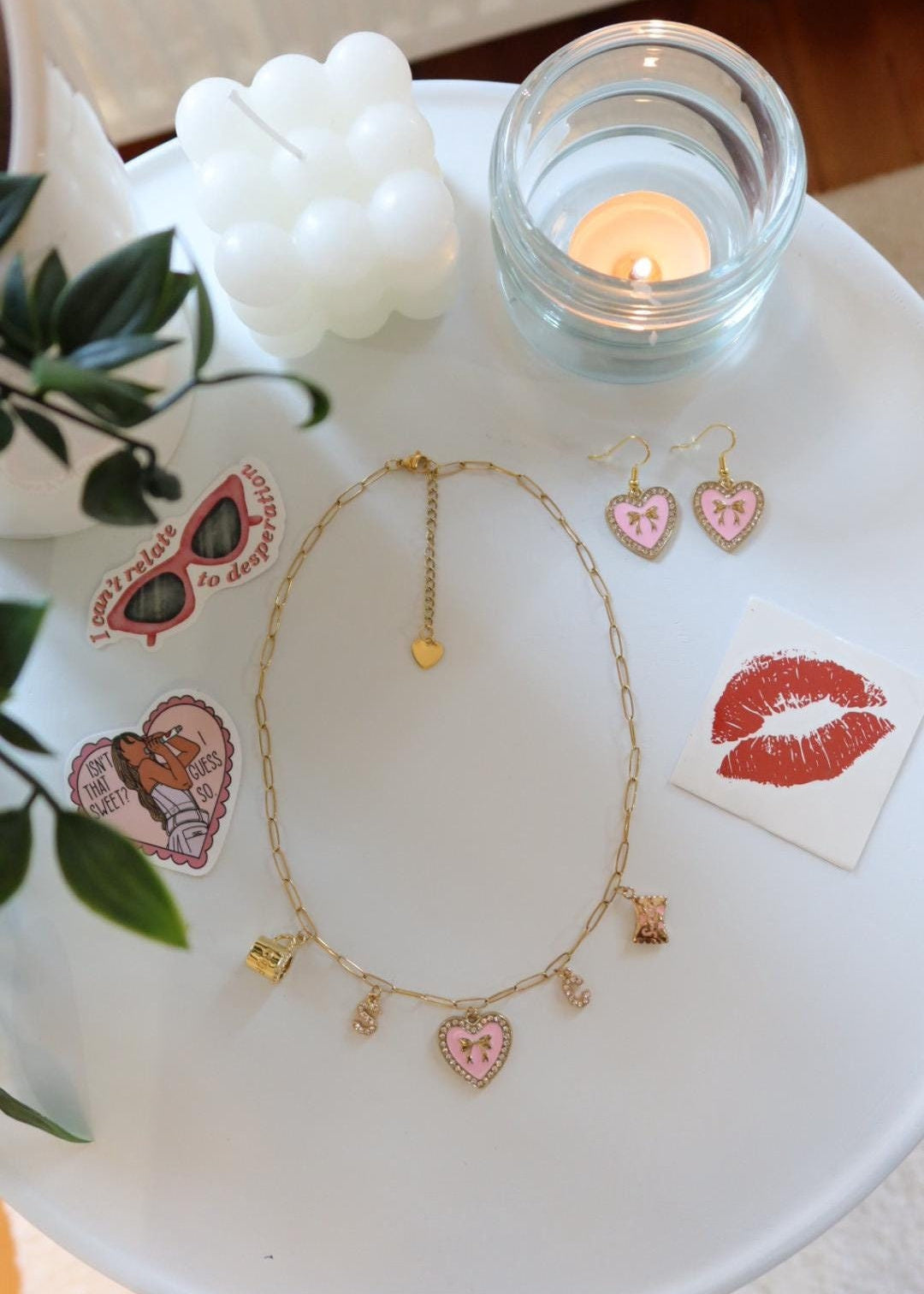 Set bijoux "SC" : collier à charms, boucles d'oreilles et tatouage éphémère bisous