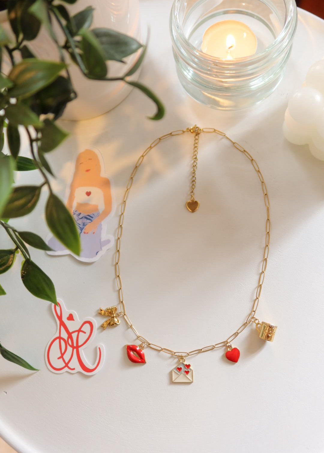 Set bijoux "Sabrina" : collier à charms, boucles d'oreilles et tatouage éphémère bisous