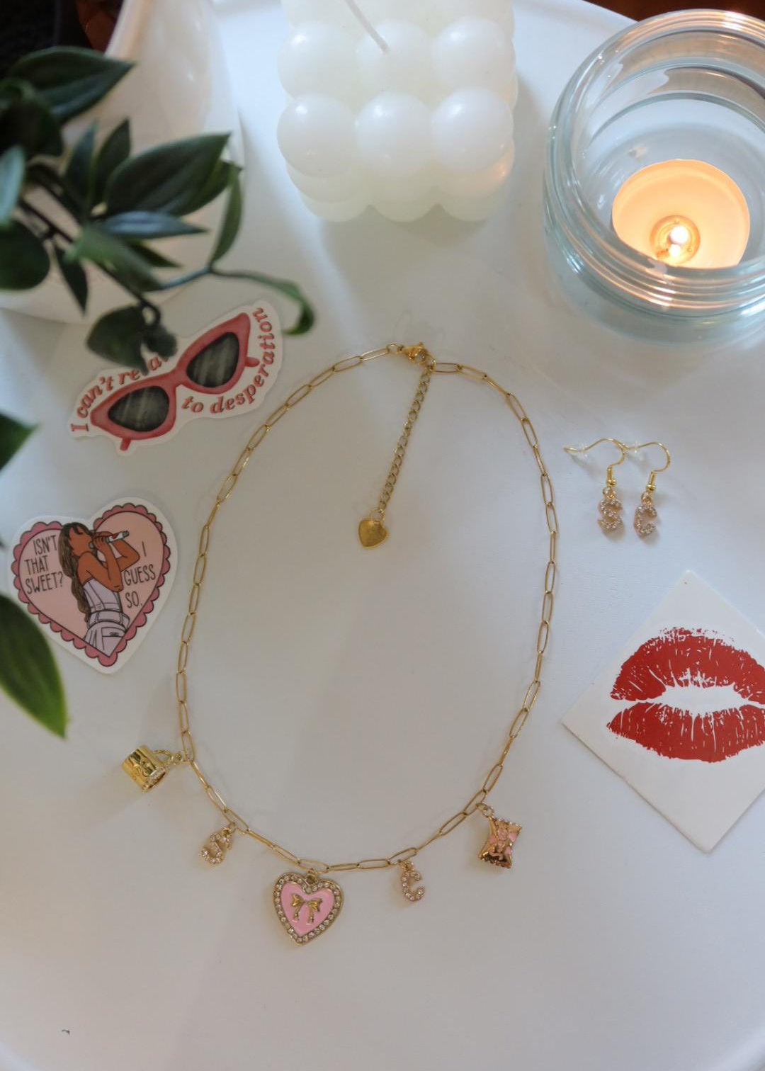 Set bijoux "SC" : collier à charms, boucles d'oreilles et tatouage éphémère bisous